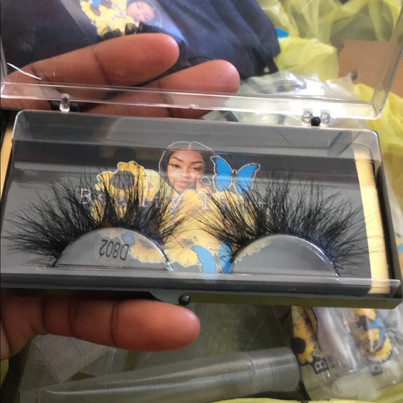 Lashes🦋🌻 Shop Beauty Tingz - Picture 3 of 5